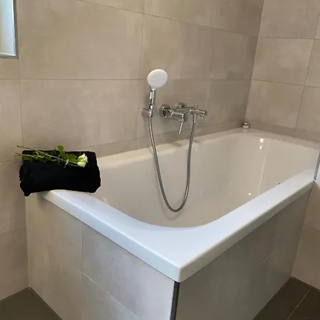 아파트 Modernes Am Hafen Mit Seeblick 그로스래셴